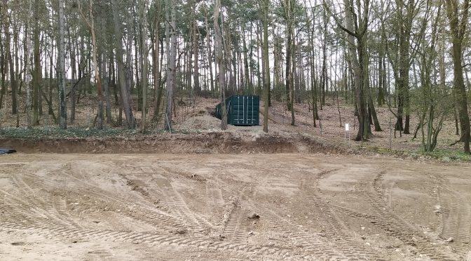 Nepovolený stavební záměr na pozemcích v lese v Řeži